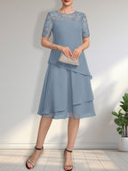 Vestido de novia de corte línea A con escote ilusión, largo hasta la rodilla, de encaje y gasa con lentejuelas.