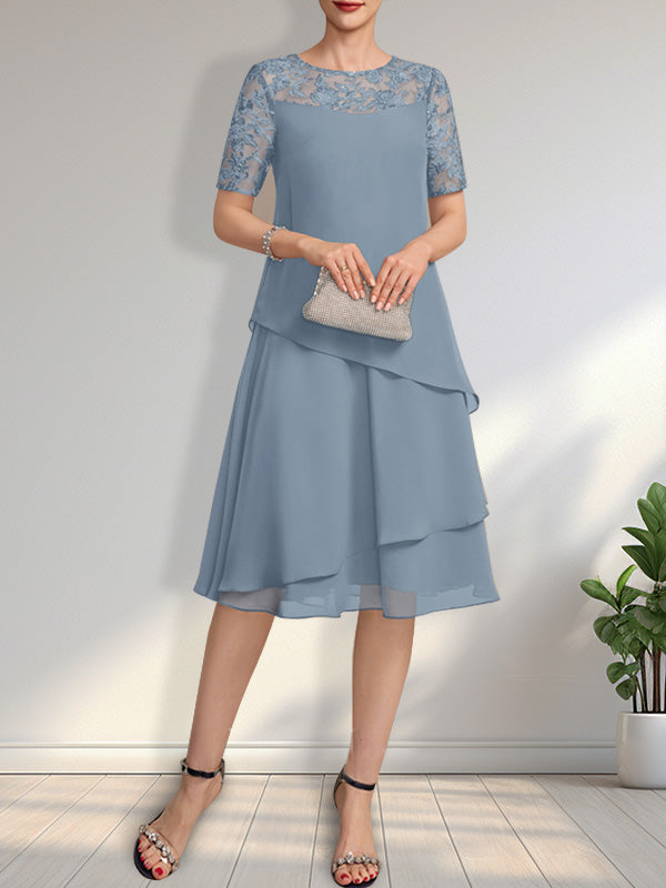 Vestido de novia de corte línea A con escote ilusión, largo hasta la rodilla, de encaje y gasa con lentejuelas.