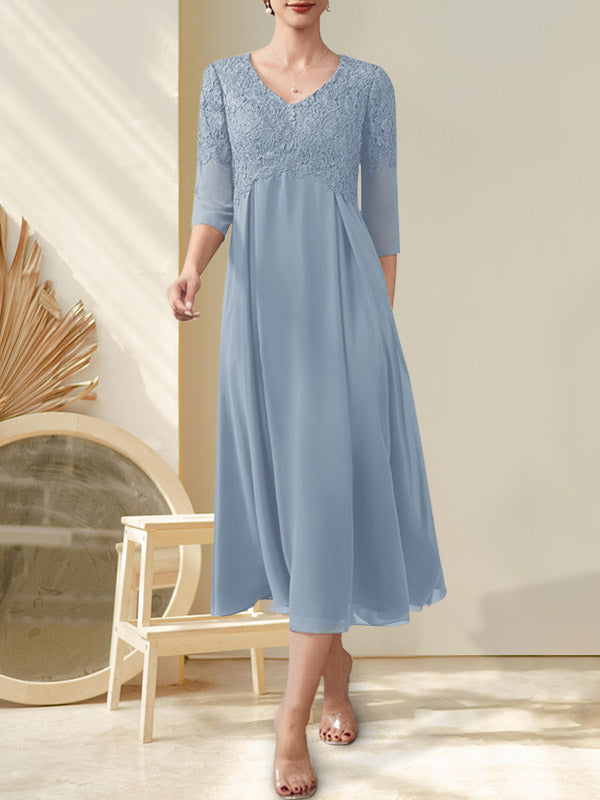 Vestido de corte A, escote en V, largo midi, de gasa, encaje y pedrería para la madre de la novia.