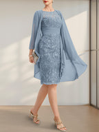 Vestido de novia de corte recto/columna, largo hasta la rodilla, de encaje y gasa, con escote ilusión, volantes en cascada y lentejuelas.