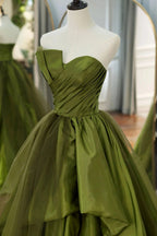 Vestido largo de fiesta verde asimétrico de corte A con tirantes y volantes