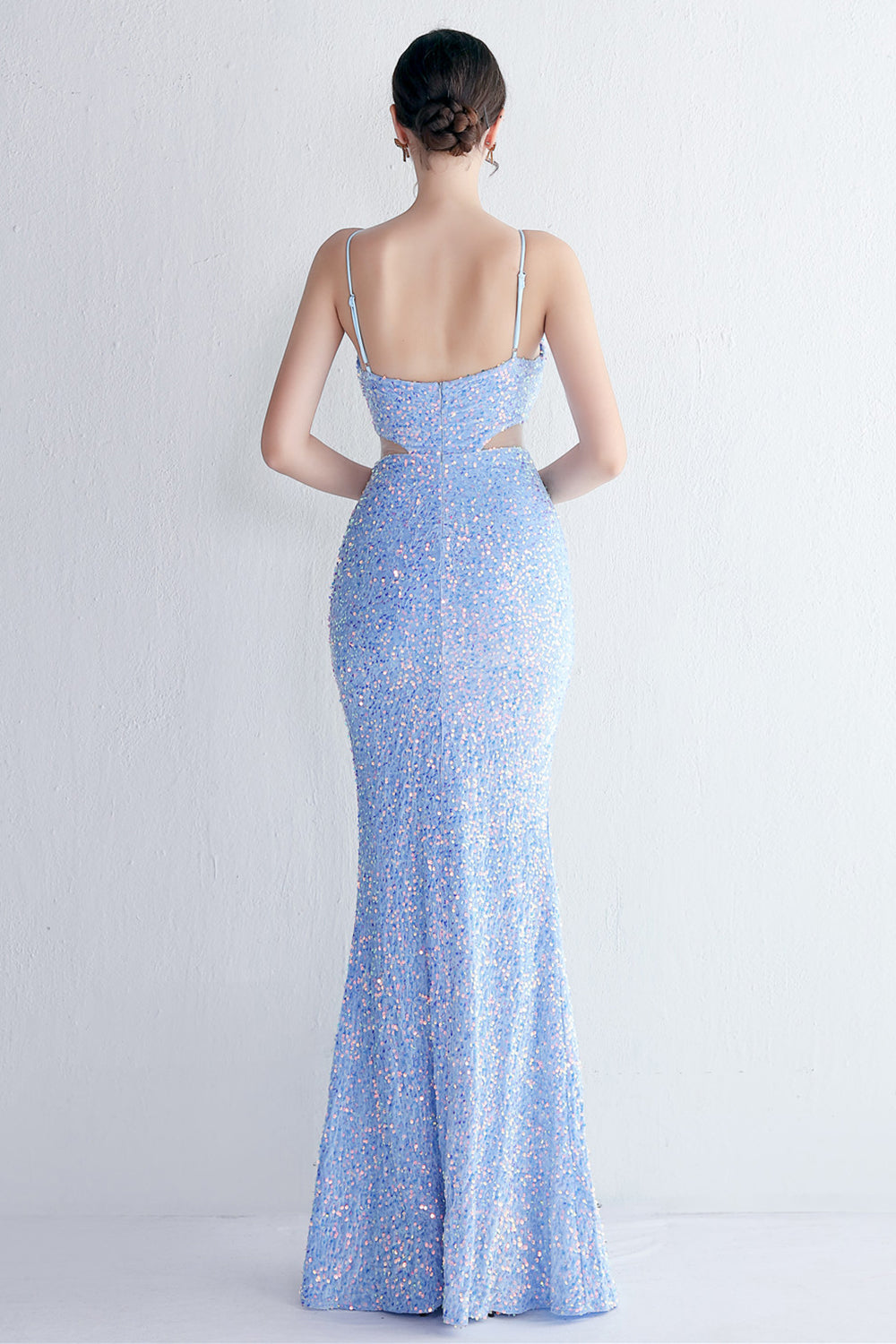 Robe de bal longue sirène noire à sequins et décolleté en V, avec découpe en forme de goutte d'eau.