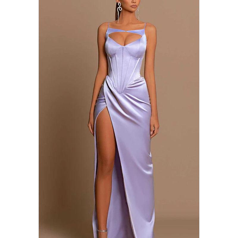 Robe de soirée longue à bretelles spaghetti et découpes avec fente