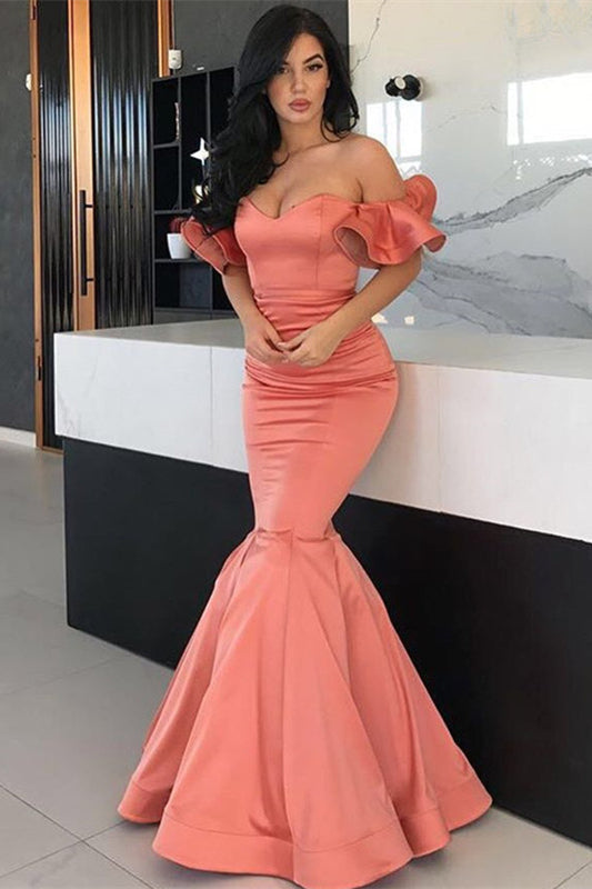 Impresionantes vestidos largos de sirena de satén con hombros descubiertos para graduación