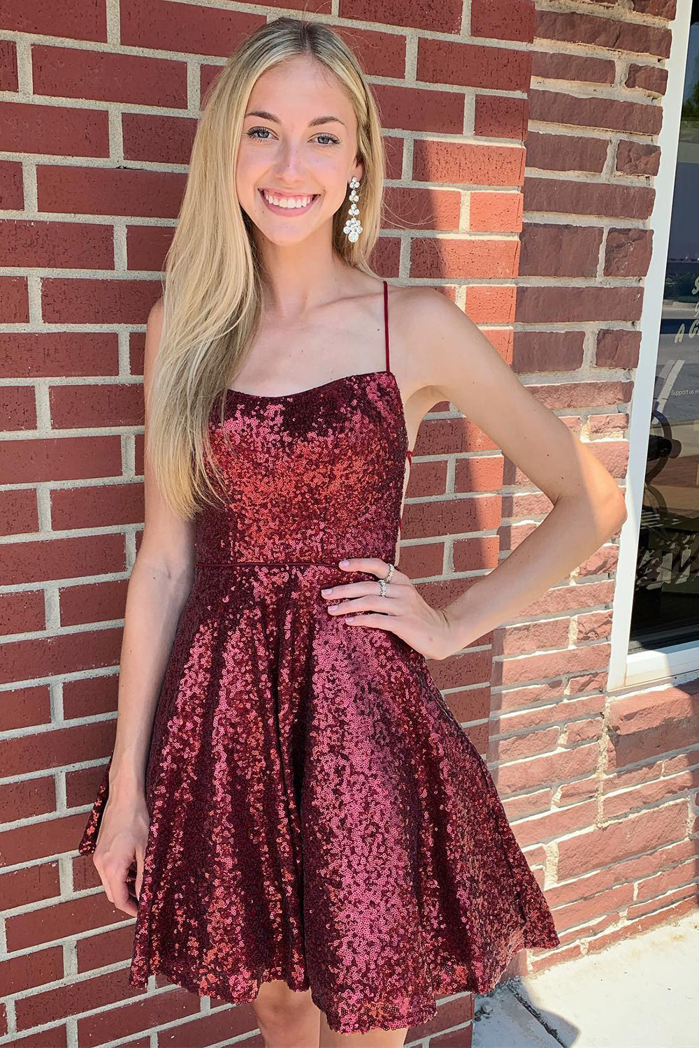 Vestido de fiesta burdeos con lentejuelas y espalda cruzada