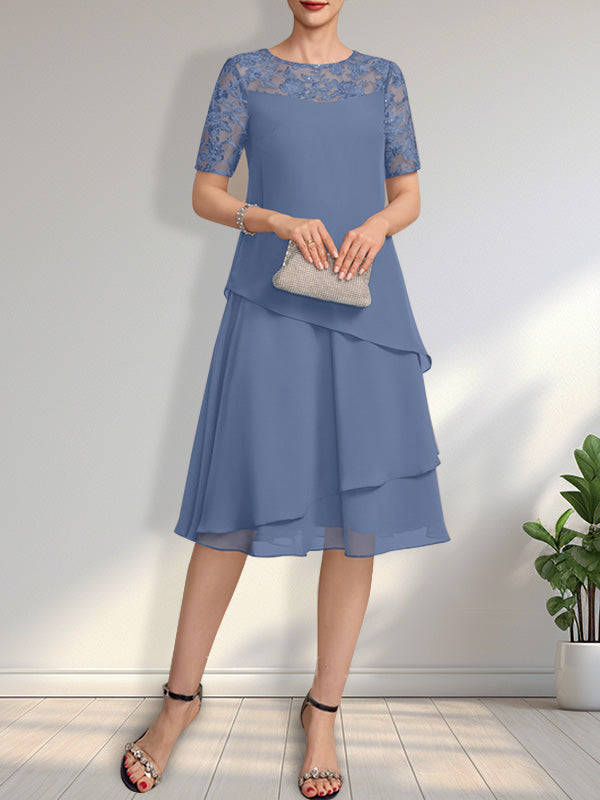 Vestido de novia de corte línea A con escote ilusión, largo hasta la rodilla, de encaje y gasa con lentejuelas.