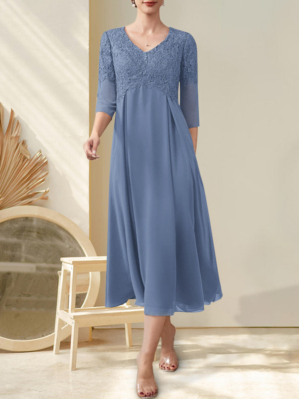 Vestido de corte A, escote en V, largo midi, de gasa, encaje y pedrería para la madre de la novia.