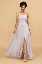 Vestido de dama de honor gris de gasa con escote cuadrado