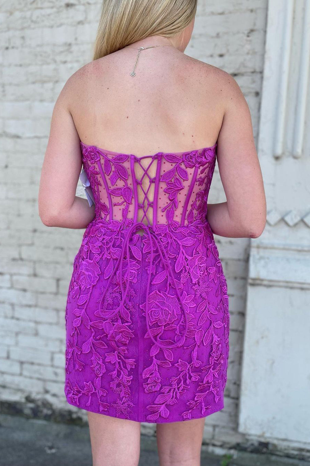 Robe fourreau bustier cœur corset léger avec appliques pour bal de promo