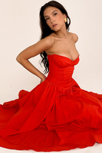 Robe midi rouge sans bretelles, corset et ourlet plissé, idéale pour les soirées de bal.