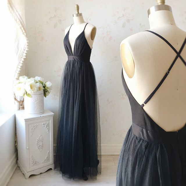 Vestidos de dama de honor sencillos de tul con escote en V por menos de 100