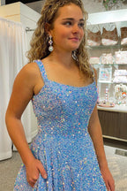 Vestido largo de fiesta azul claro con lentejuelas, escote cuadrado y corte en A
