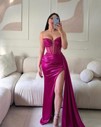Robe de soirée longue fourreau en satin froncé, sans bretelles, décolleté en V plongeant, ornée de perles (Y6025)