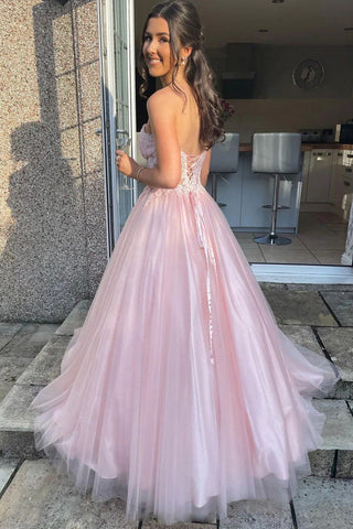 Vestido de graduación rosa con corsé, escote corazón y corte en A con apliques