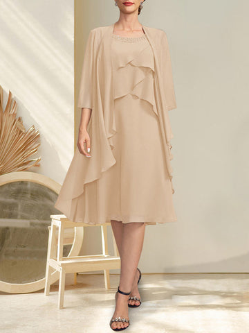 Vestido de gasa corte A con escote redondo y largo hasta la rodilla para la madre de la novia, con pedrería.