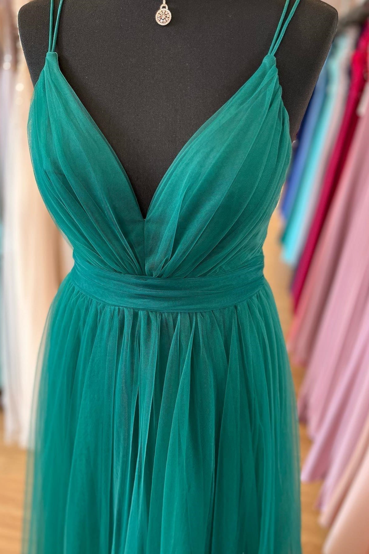 Vestido largo de fiesta plisado con escote en V pronunciado, tirantes dobles y corte en A