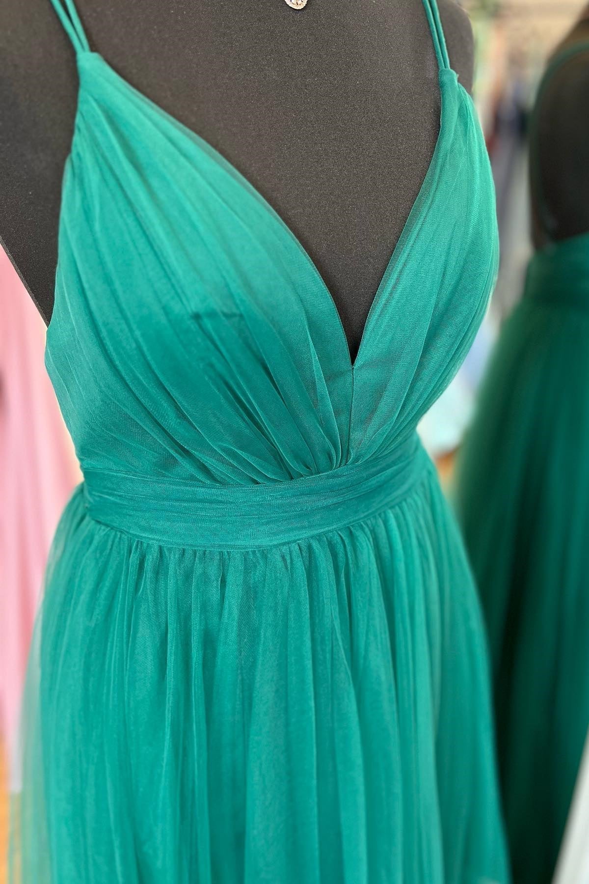 Vestido largo de fiesta plisado con escote en V pronunciado, tirantes dobles y corte en A