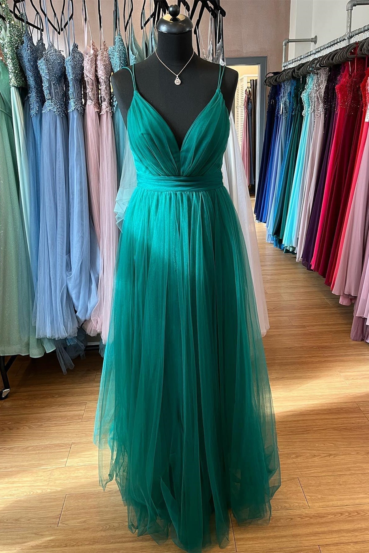 Vestido largo de fiesta plisado con escote en V pronunciado, tirantes dobles y corte en A