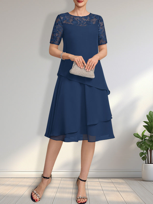 Vestido de novia de corte línea A con escote ilusión, largo hasta la rodilla, de encaje y gasa con lentejuelas.