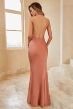 Vestido de dama de honor marrón sirena con cuello halter