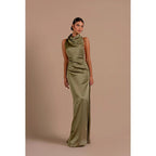 Vestido de noche largo de satén con escote halter, espalda descubierta y abertura lateral.