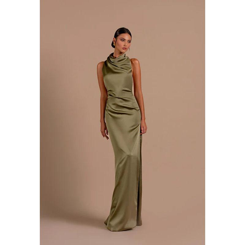 Vestido de noche largo de satén con escote halter, espalda descubierta y abertura lateral.