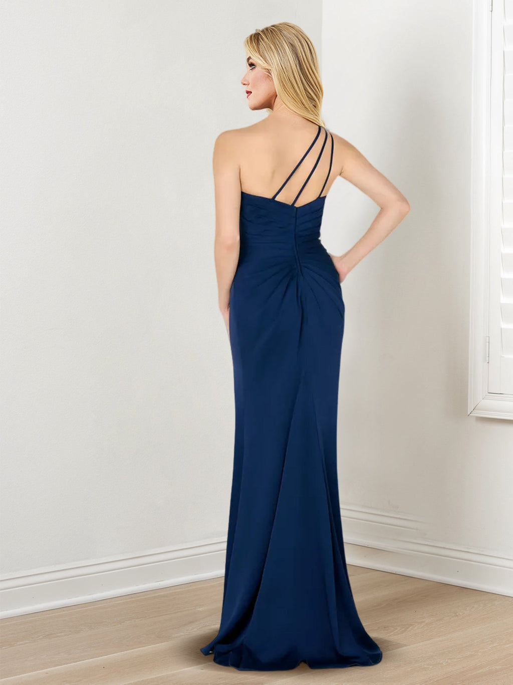 Vestido de madrina de la novia estilo tubo/columna, sin mangas y con un solo hombro, con abertura lateral. 