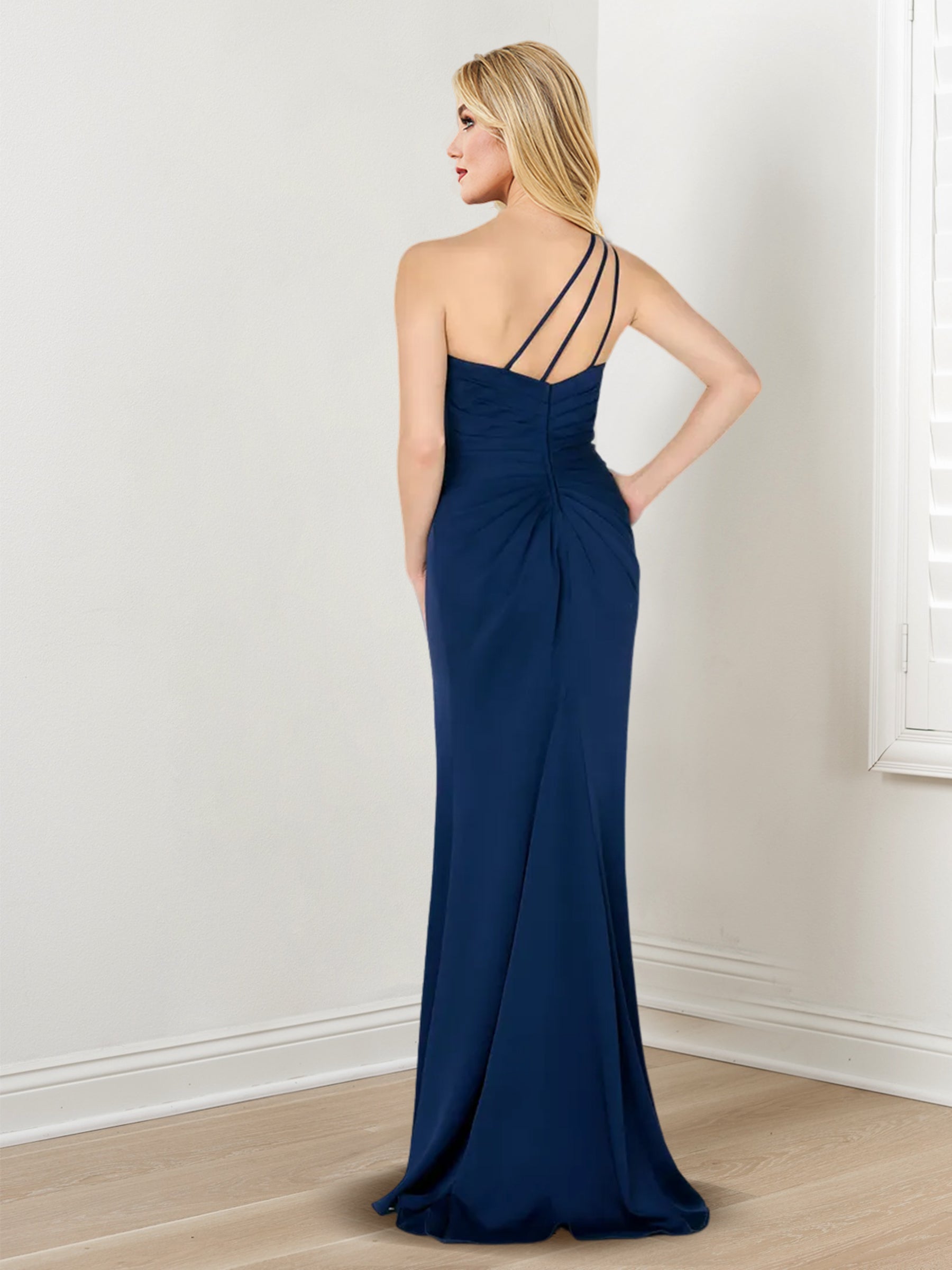 Vestido de madrina de la novia estilo tubo/columna, sin mangas y con un solo hombro, con abertura lateral. 
