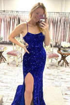 Robe de bal longue sirène à lacets dans le dos et fente, ornée de sequins.