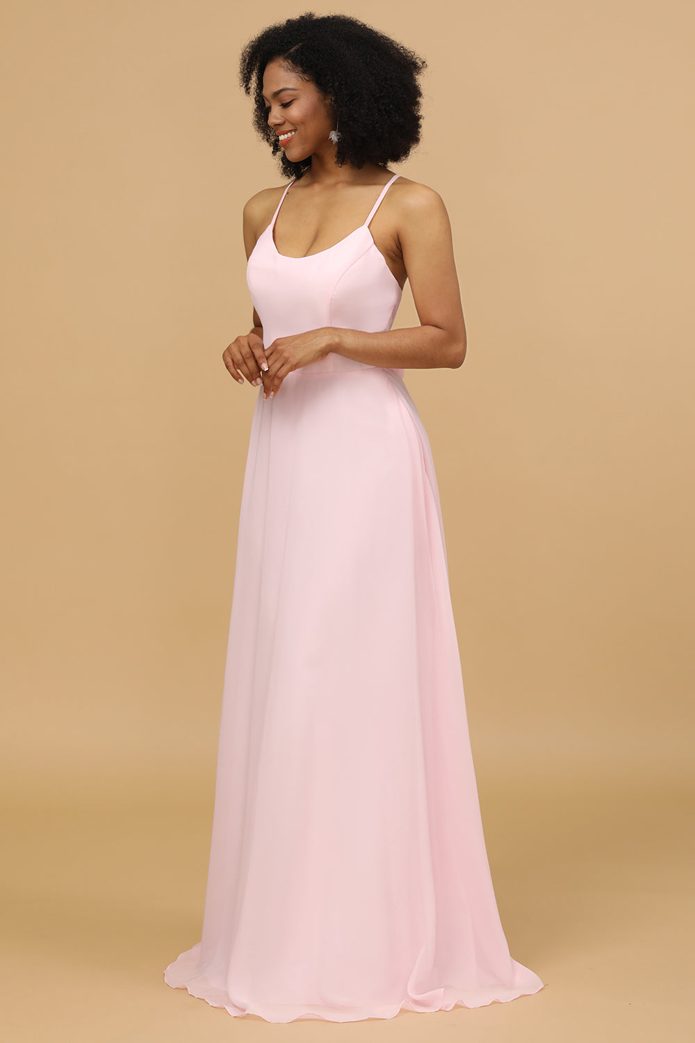 Vestido de dama de honor rosa de gasa con tirantes finos