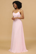 Vestido de dama de honor rosa de gasa con tirantes finos