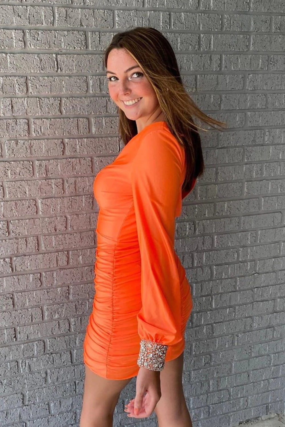 Robe de bal orange froncée et moulante