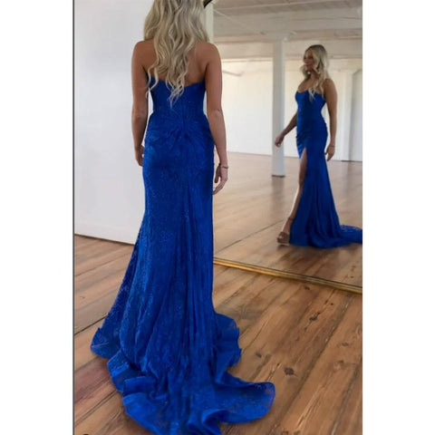 Vestido de fiesta de noche con apliques de encaje plisados ​​sin tirantes, abertura lateral y cola. 