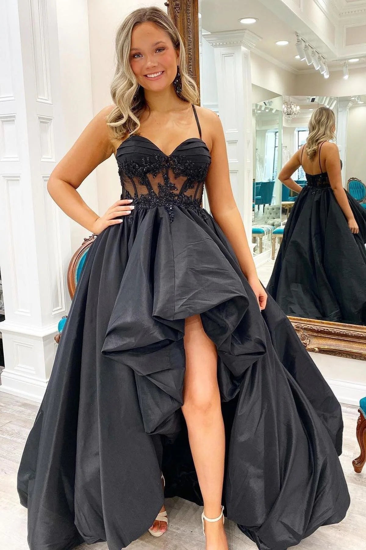 Vestido largo de fiesta con apliques y tirantes asimétricos
