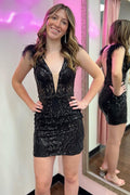 Robe de bal courte noire moulante et tendance à col V profond avec plumes