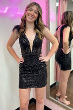 Robe de bal courte noire moulante et tendance à col V profond avec plumes