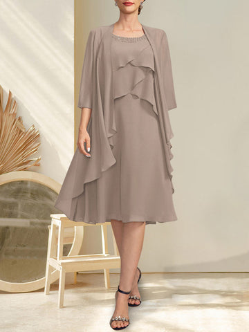Vestido de gasa corte A con escote redondo y largo hasta la rodilla para la madre de la novia, con pedrería.
