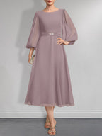 Vestido de chifón de corte A, largo té, para la madre de la novia, con escote redondo y broche de cristal plisado
