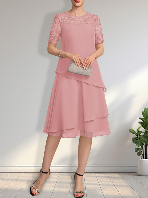 Vestido de novia de corte línea A con escote ilusión, largo hasta la rodilla, de encaje y gasa con lentejuelas.