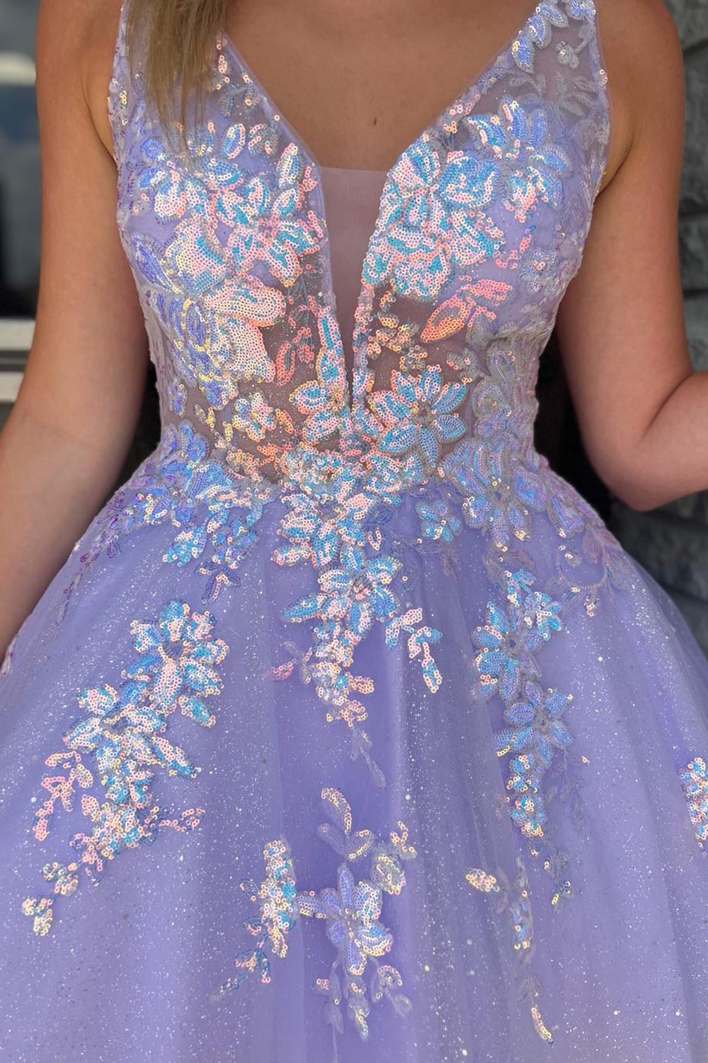 Robe de bal courte orange tendance, coupe trapèze, décolleté en V profond et appliques