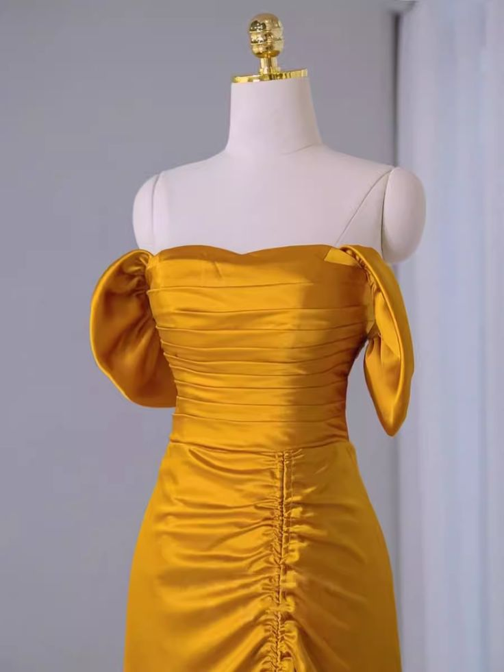 Robe de bal jaune plissée à épaules dénudées et fente Y7598