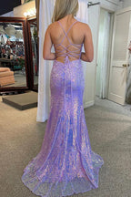 Vestido de graduación con tirantes finos, apliques y abertura
