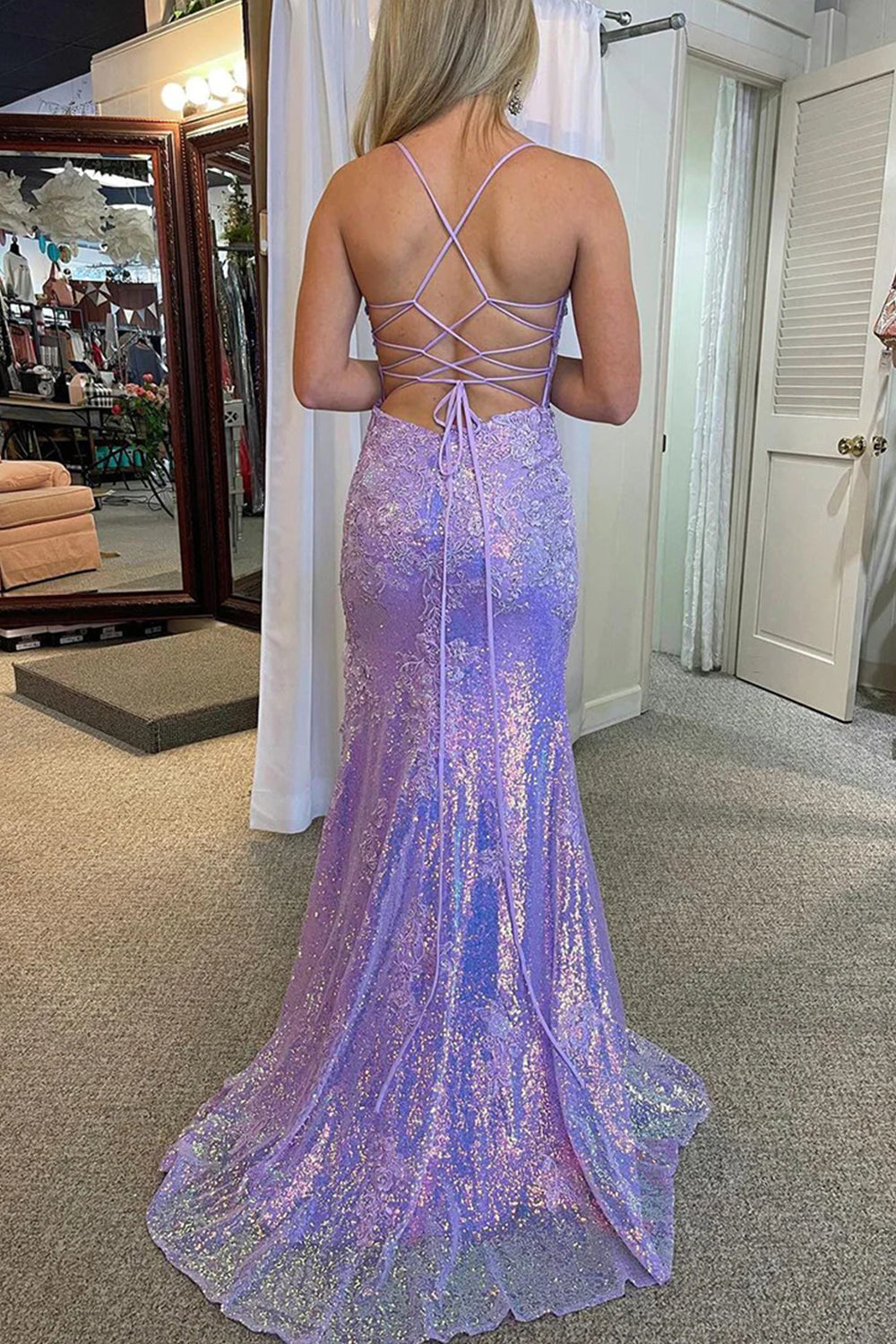 Vestido de graduación con tirantes finos, apliques y abertura
