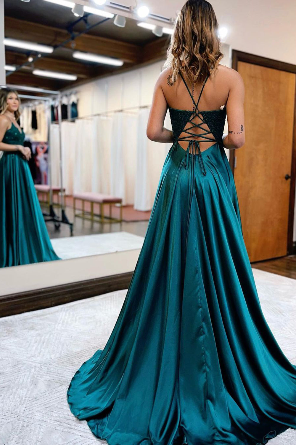 Vestido largo de fiesta verde con tirantes finos, corte en A y apliques