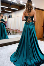 Vestido largo de fiesta verde con tirantes finos, corte en A y apliques