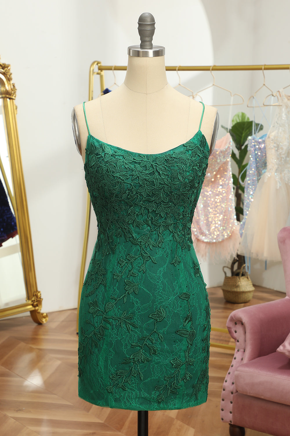 Vestido corto y ajustado de fiesta de bienvenida con encaje y cuentas.