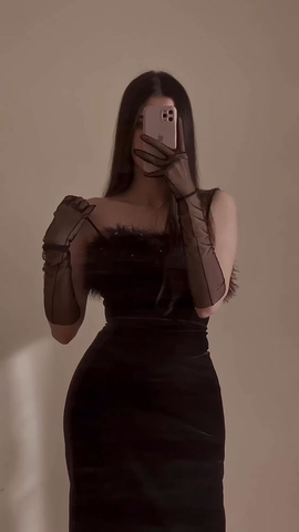 Vestido de noche largo de terciopelo negro con tirantes sexys, abertura y plumas Y7647