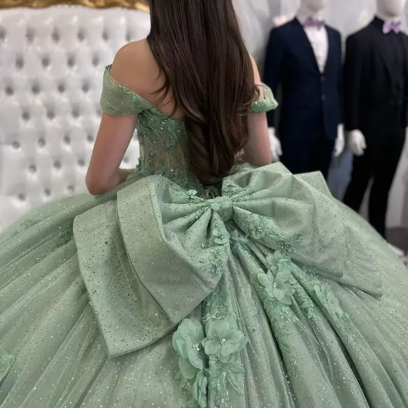 Vestido de quinceañera verde salvia brillante, con apliques de tul, lentejuelas y cristales, ideal para fiestas de cumpleaños y bailes de gala con lazo (Y8116)