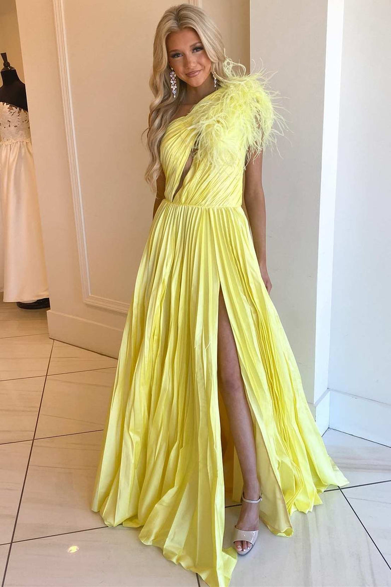 Vestido de graduación de tafetán con un solo hombro y pliegues de corte en A