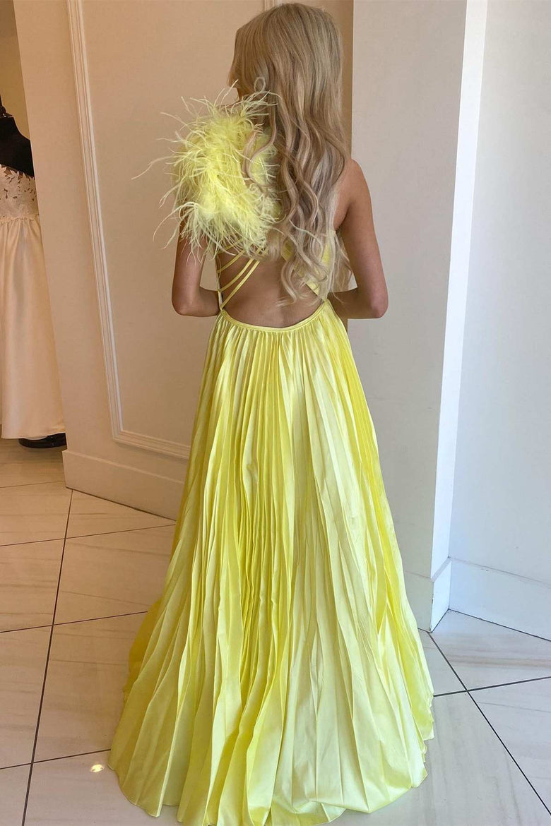 Vestido de graduación de tafetán con un solo hombro y pliegues de corte en A